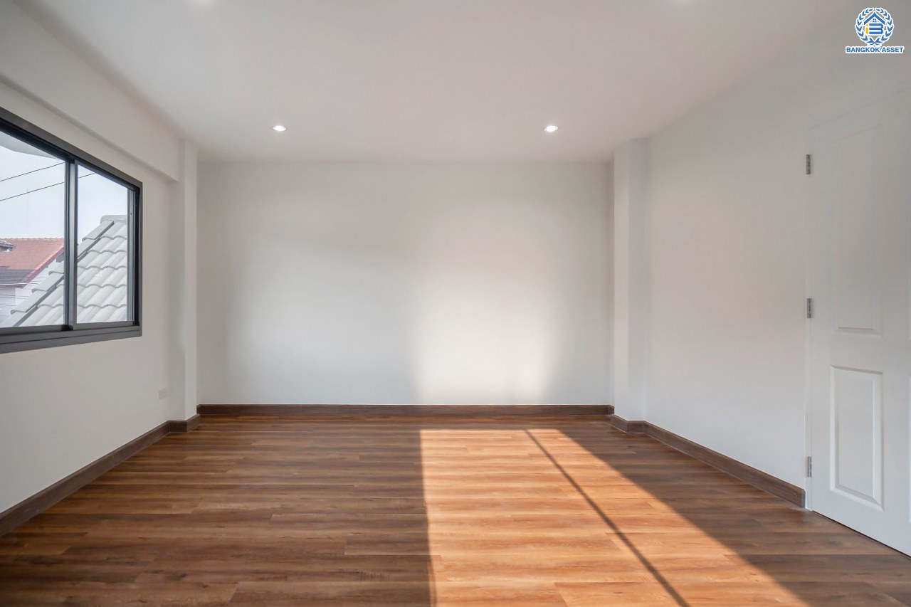 บ้านมือสองตกแต่งใหม่ โครงการ กฤษดานคร16-17 บรมราชชนนี-พุทธมณฑลสาย3 เนื้อที่ 60 ตร.ว. ฟังก์ชัน 3 ห้องนอน 3 ห้องน้ำ 1 ห้องอเนกประสงค์ จอดรถได้ 1 คัน บนทำเลศักยภาพ เชื่อมต่อเมืองอย่างรวดเร็ว ใกล้ทางคู่ขนานลอยฟ้าบรมราชชนนี ม.มหิดล และเซ็นทรัลศาลายา